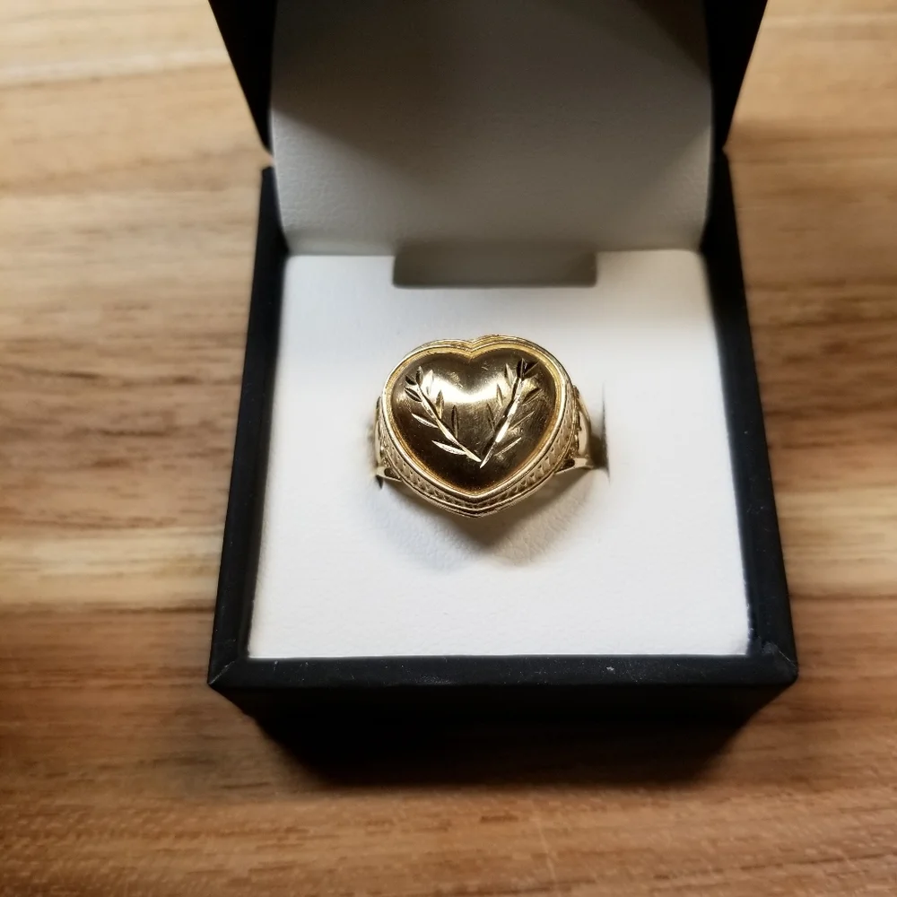 10 Kt Yellow Gold , 2.2 Grams Size 7.5 ELEGANT Gold Heart Ring with Leaf Design - Picture 1 of 6